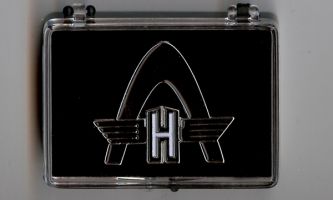 Hanomag Pin Logo Bogen 35x32 mm(mit Geschenkbox 58x43x18mm)