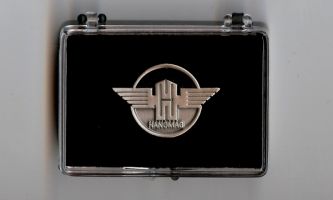 Hanomag Logo Pin 30x20 mm (mit Geschenkbox 58x43x18mm)