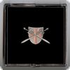 Kreuzritter Pin mit 2 Schwertern Schild 55x35 mm (Geschenkbox 11